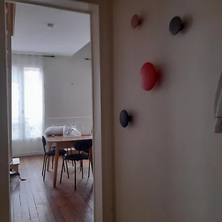 Un Parisien Atypique - An Atypical Parisian Alloggio in famiglia *